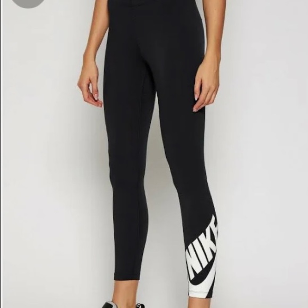 Nike women Black/white Leg A see Logo Leggings